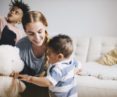 Mellunpuisto artikkelikuva, nainen ja kaksi lasta