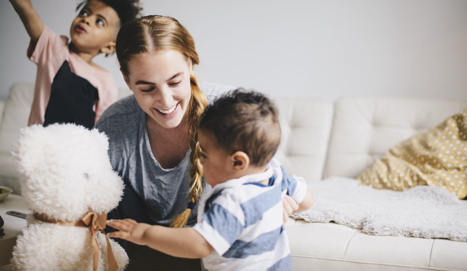 Mellunpuisto artikkelikuva, nainen ja kaksi lasta